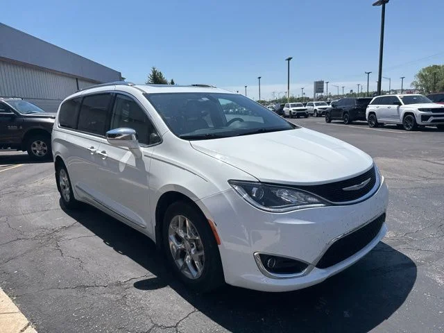 2018 Chrysler Pacifica Limited's photo