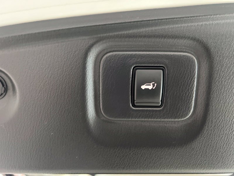 Used 2017 White Nissan Platinum image 9