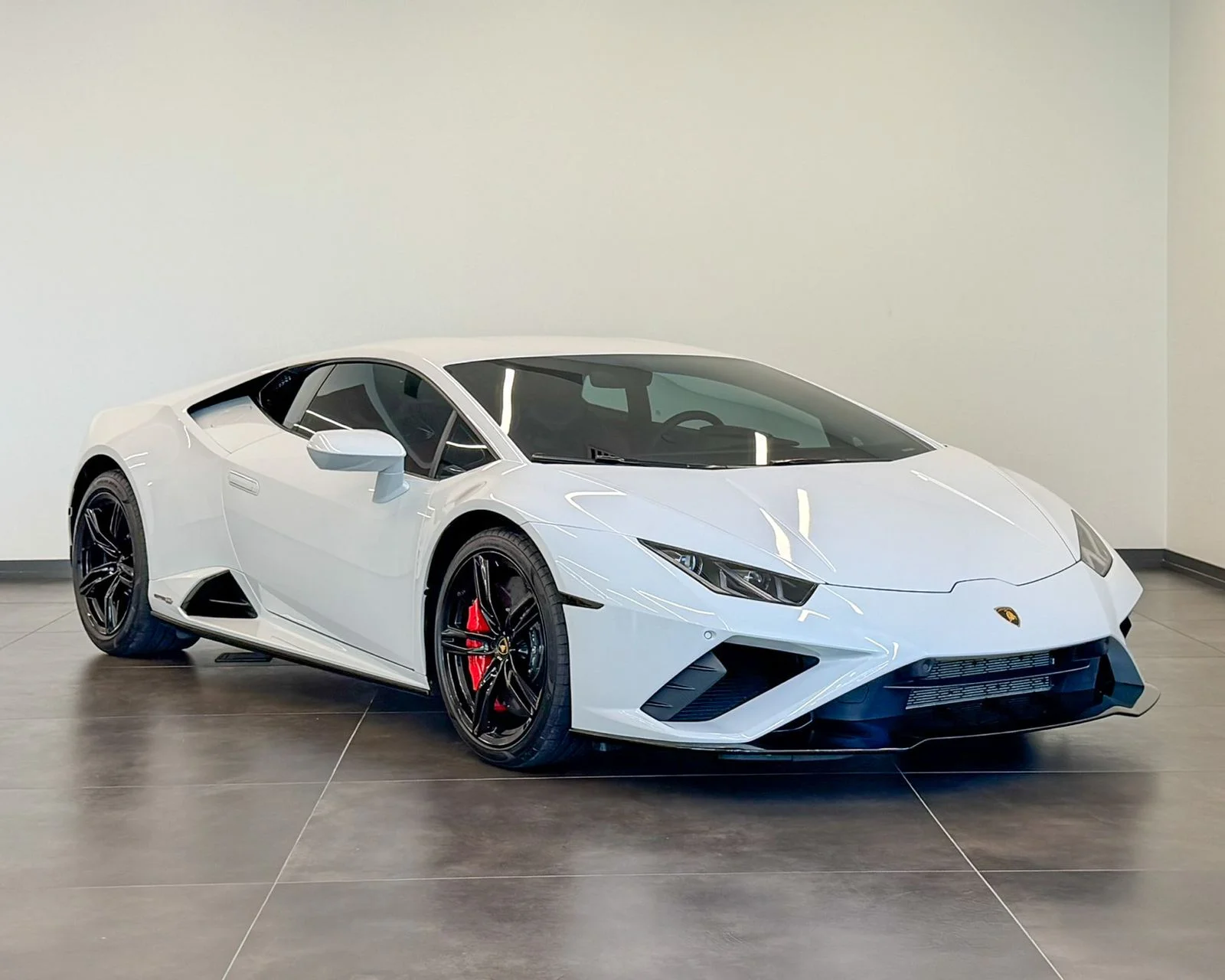 Used 2022  Lamborghini Base image 3