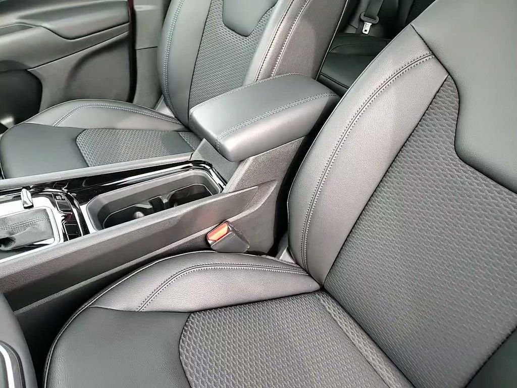 New 2026 Red Hot Pearl-Coat Exterior Paint Jeep Latitude image 22