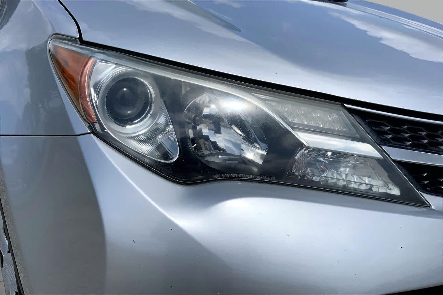Used 2015 Classic Silver Metallic Toyota LE image 27