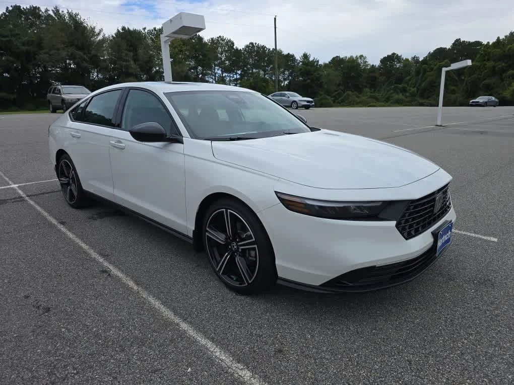 Certified Used 2026 Platinum White Pearl Honda SE image 3