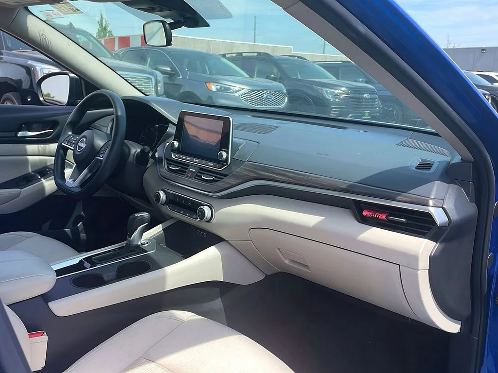 Used 2025 Bluestone Pearl Nissan SV image 21