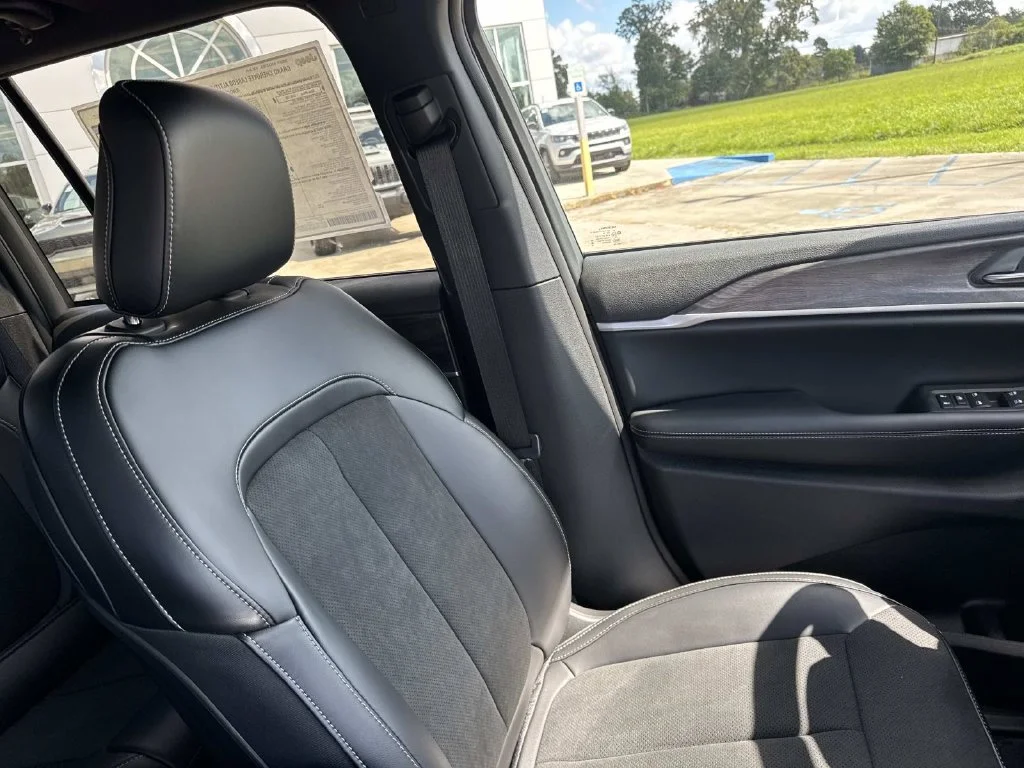 New 2027 Gray Jeep Laredo Altitude image 20