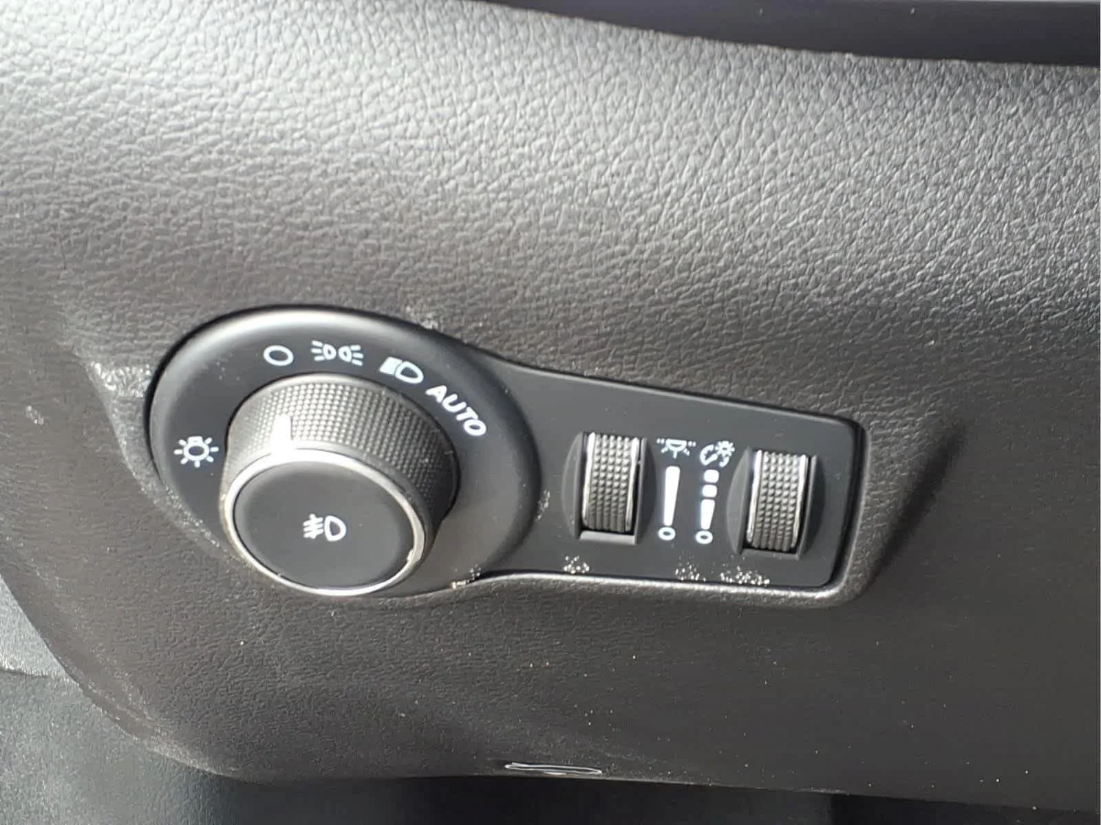 Used 2022 Granite Crystal Metallic Clearcoat Jeep Latitude Lux image 16