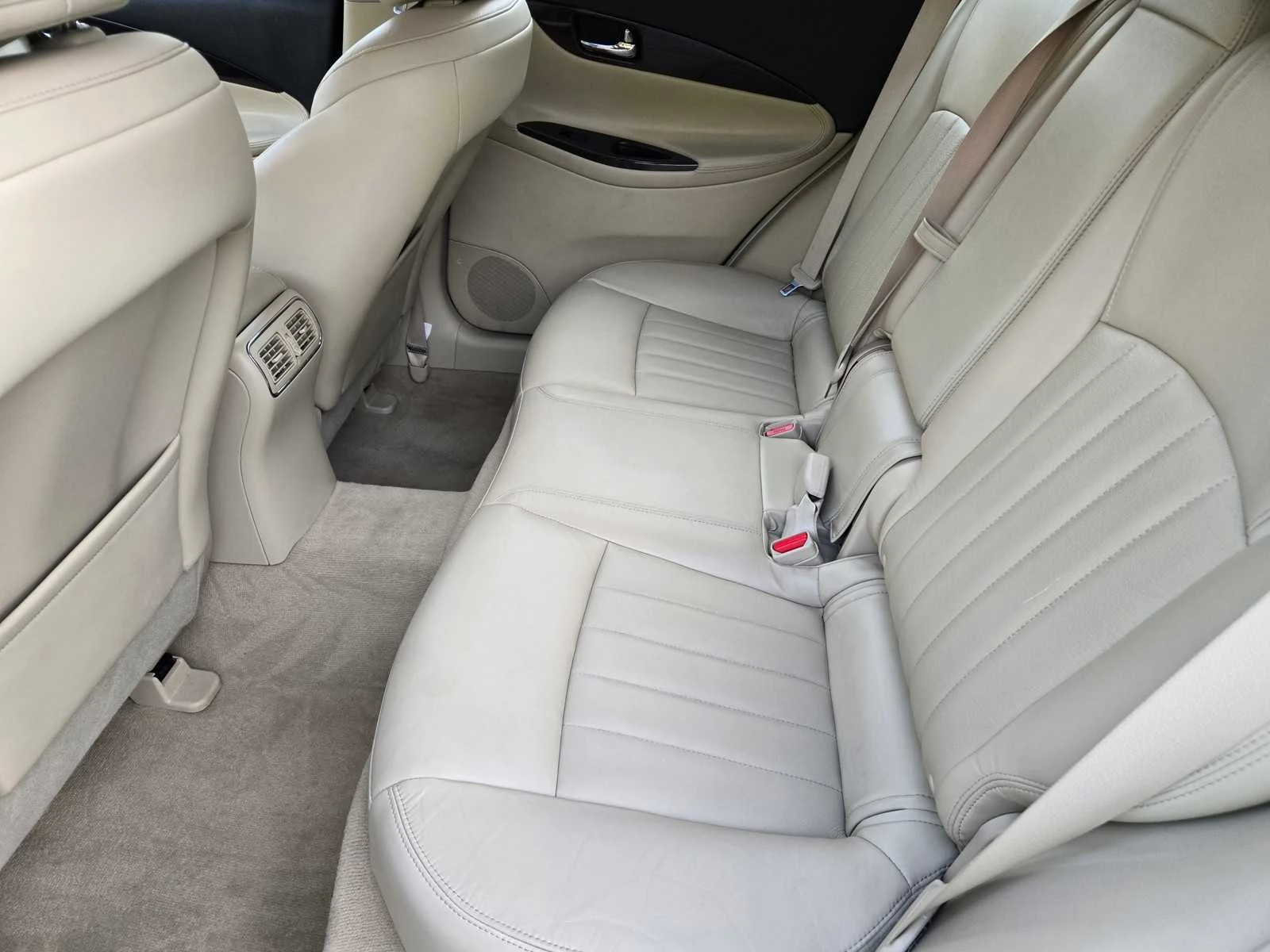 Used 2016  INFINITI  image 14
