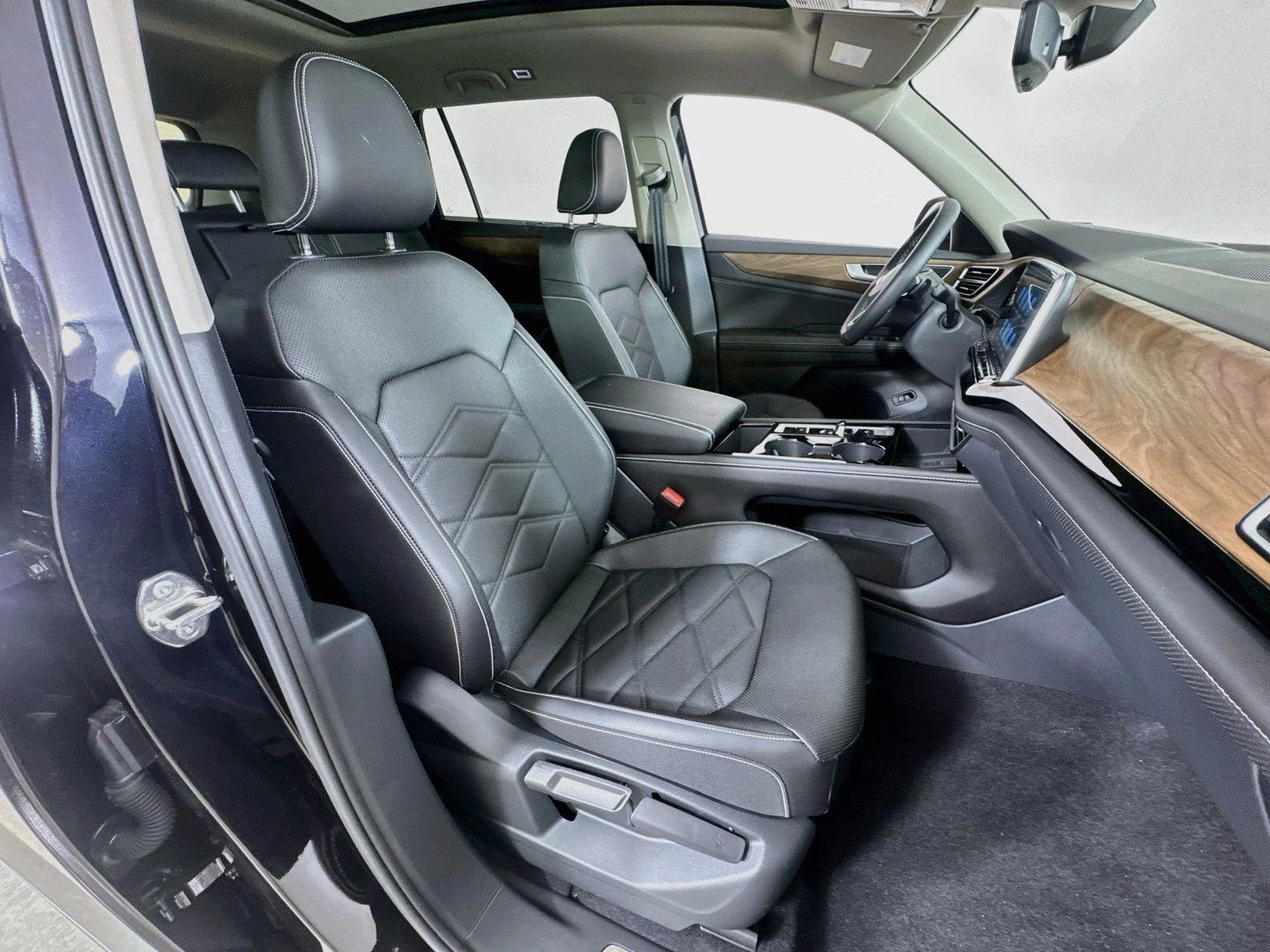 New 2026 Deep Black Pearl Volkswagen 2.0T SE w/Technology image 29