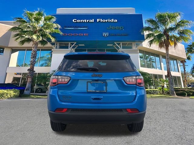 New 2026 Hydro Blue Pearl-Coat Exterior Paint Jeep Latitude image 6