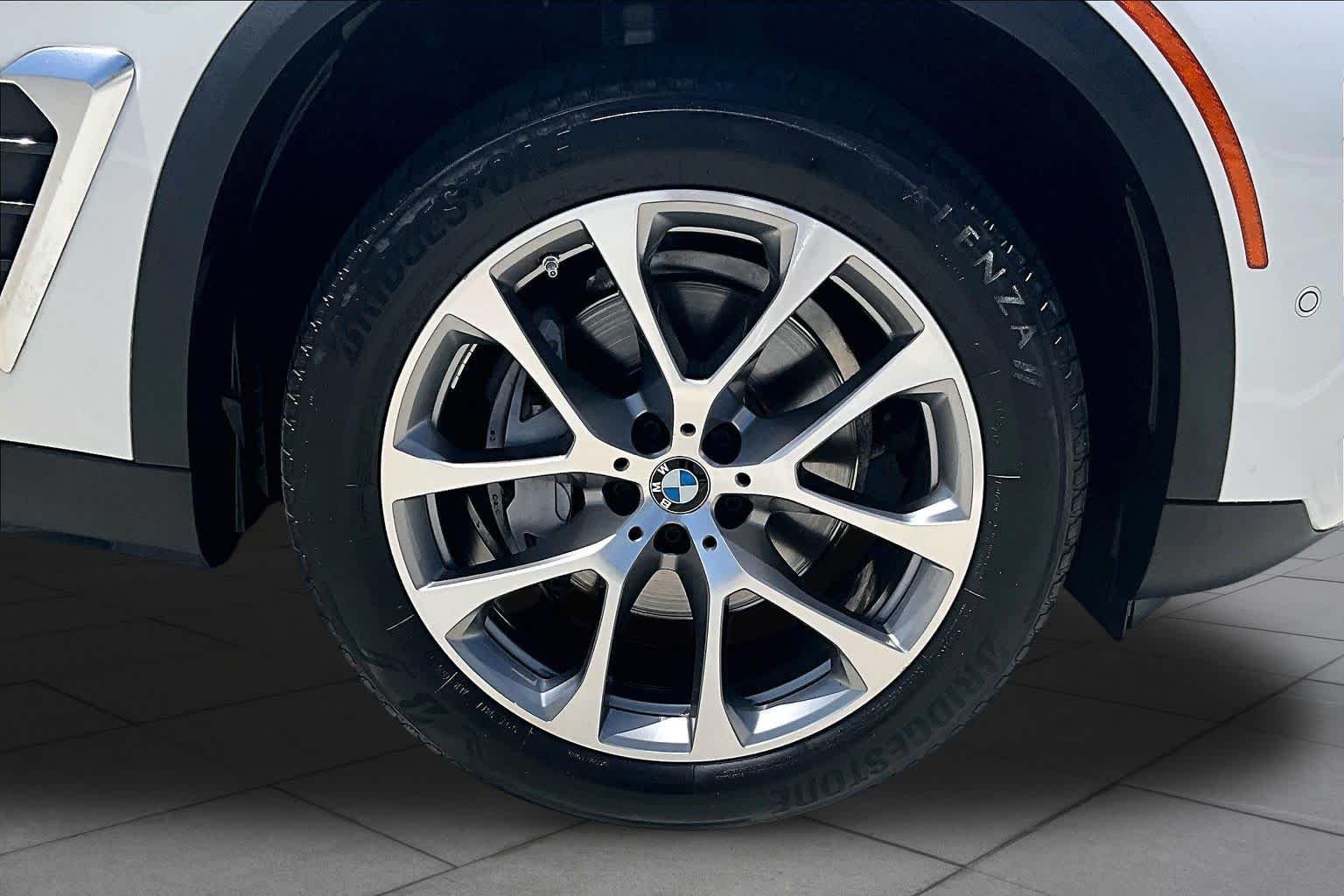 Used 2024 Mineral White Metallic BMW sDrive40i image 10