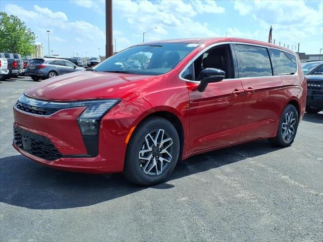 2027 Chrysler Pacifica Limited's photo