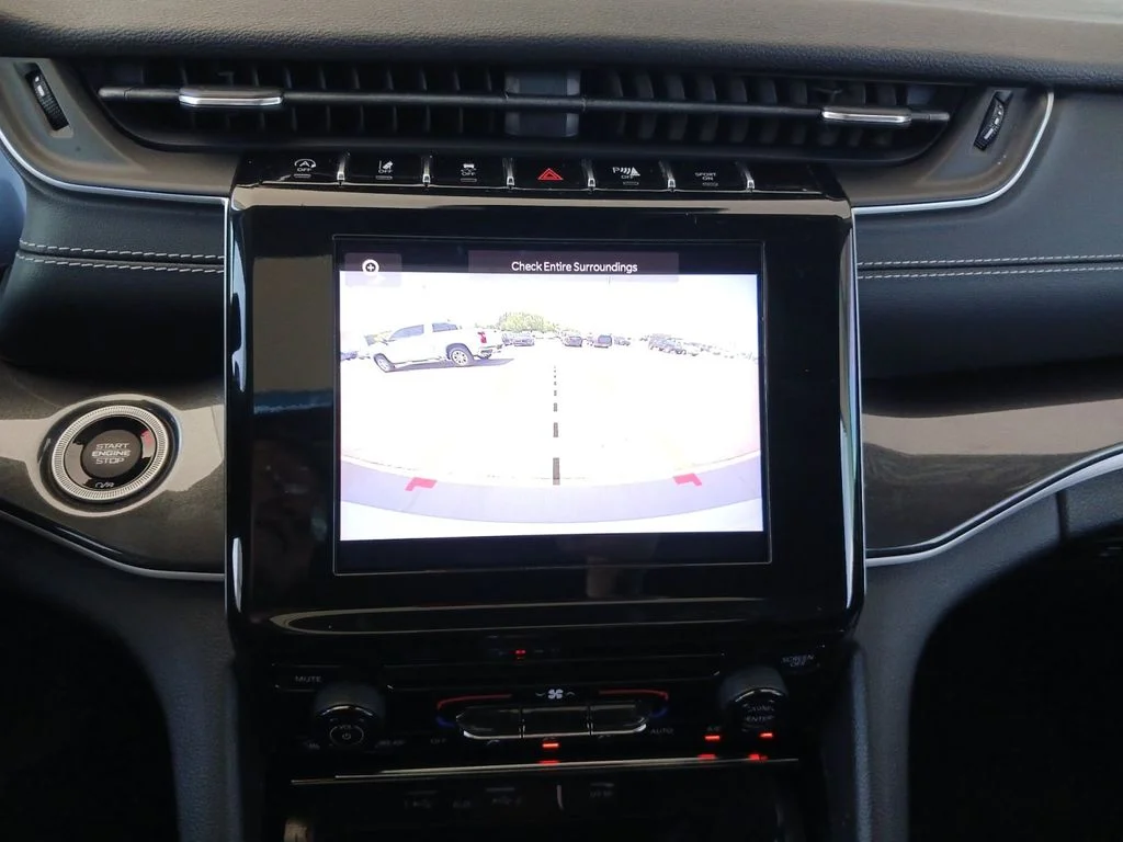 Used 2023 White Jeep Laredo image 21
