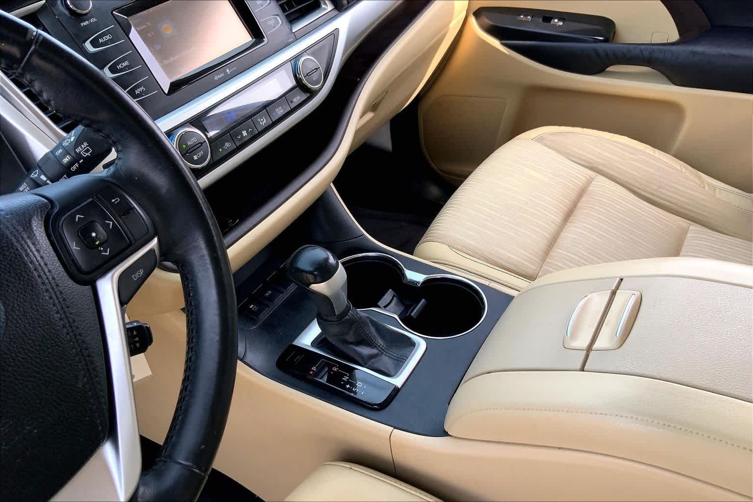 Used 2015 Blizzard Pearl Toyota LE Plus image 16