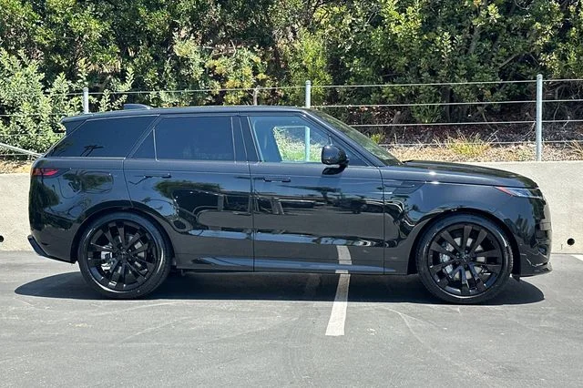 New 2026 Santorini Black Land Rover Dynamic SE image 6