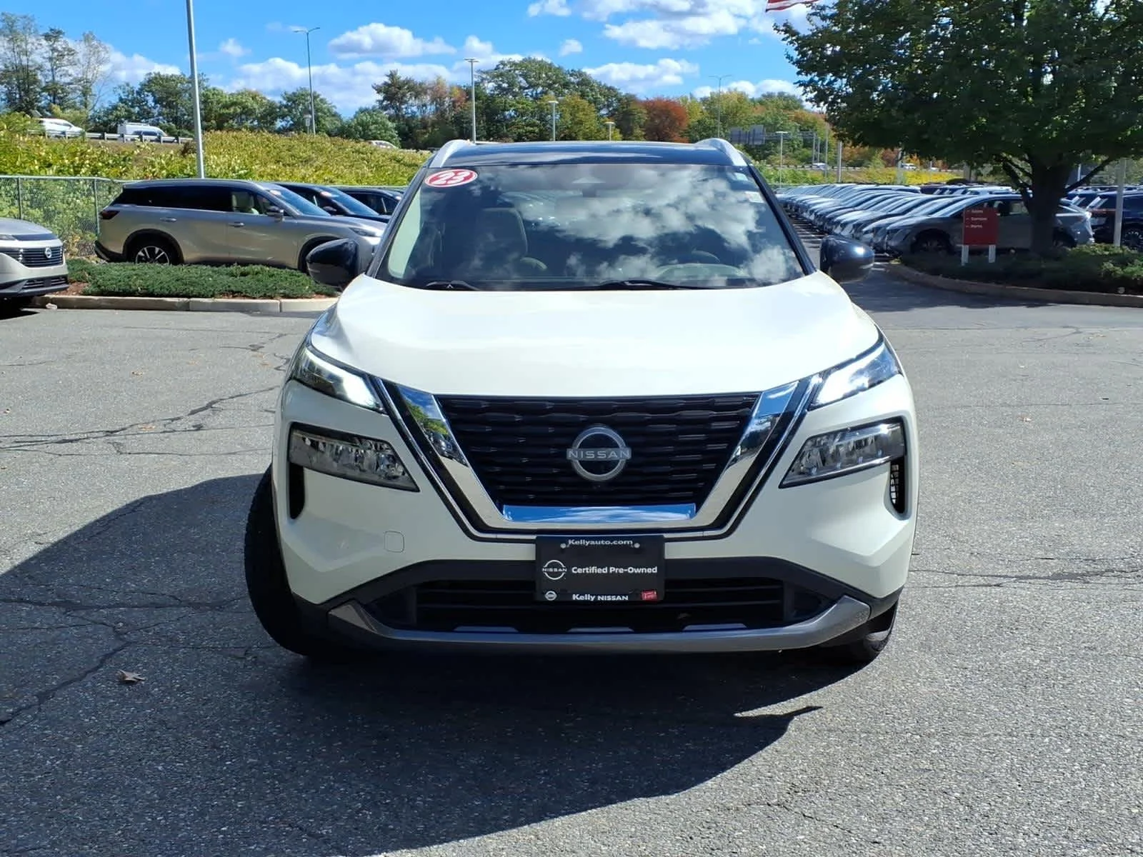 Certified Used 2023 Pearl White Tricoat/Super Black Nissan SL image 2