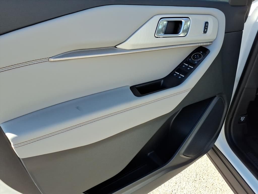 New 2026 Star White Metallic Tri-Coat Ford Active image 9