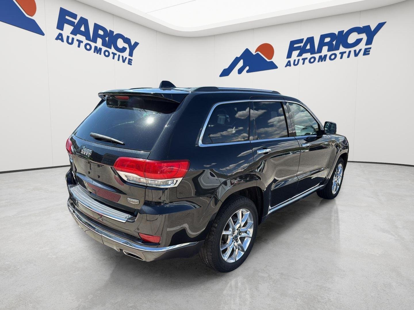 Used 2015 Brilliant Black Crystal Pearlcoat Jeep Summit image 3