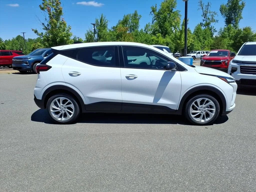 New 2027 Summit White Chevrolet LT image 27