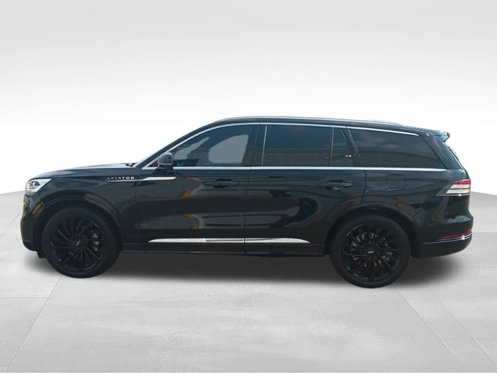 Used 2022 Infinite Black Metallic Clearcoat Lincoln Reserve image 4