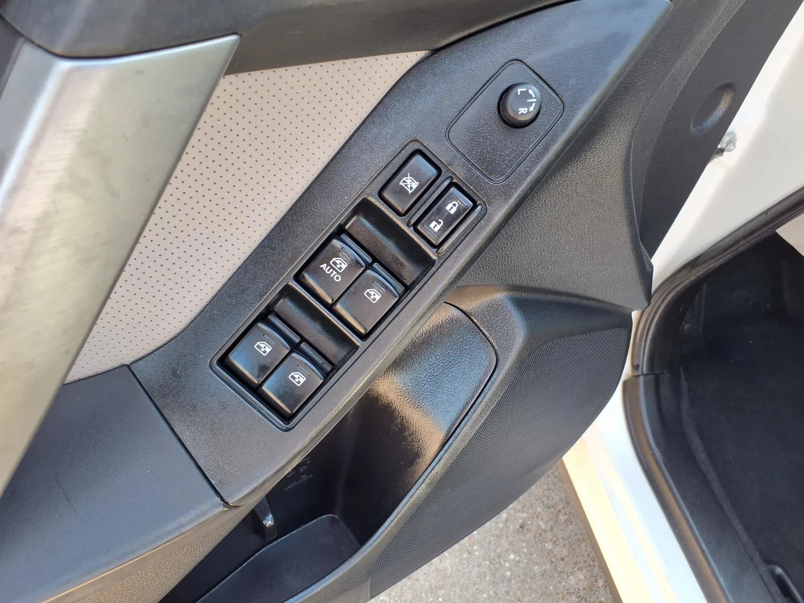 Used 2015 White Subaru 2.5i Limited image 17