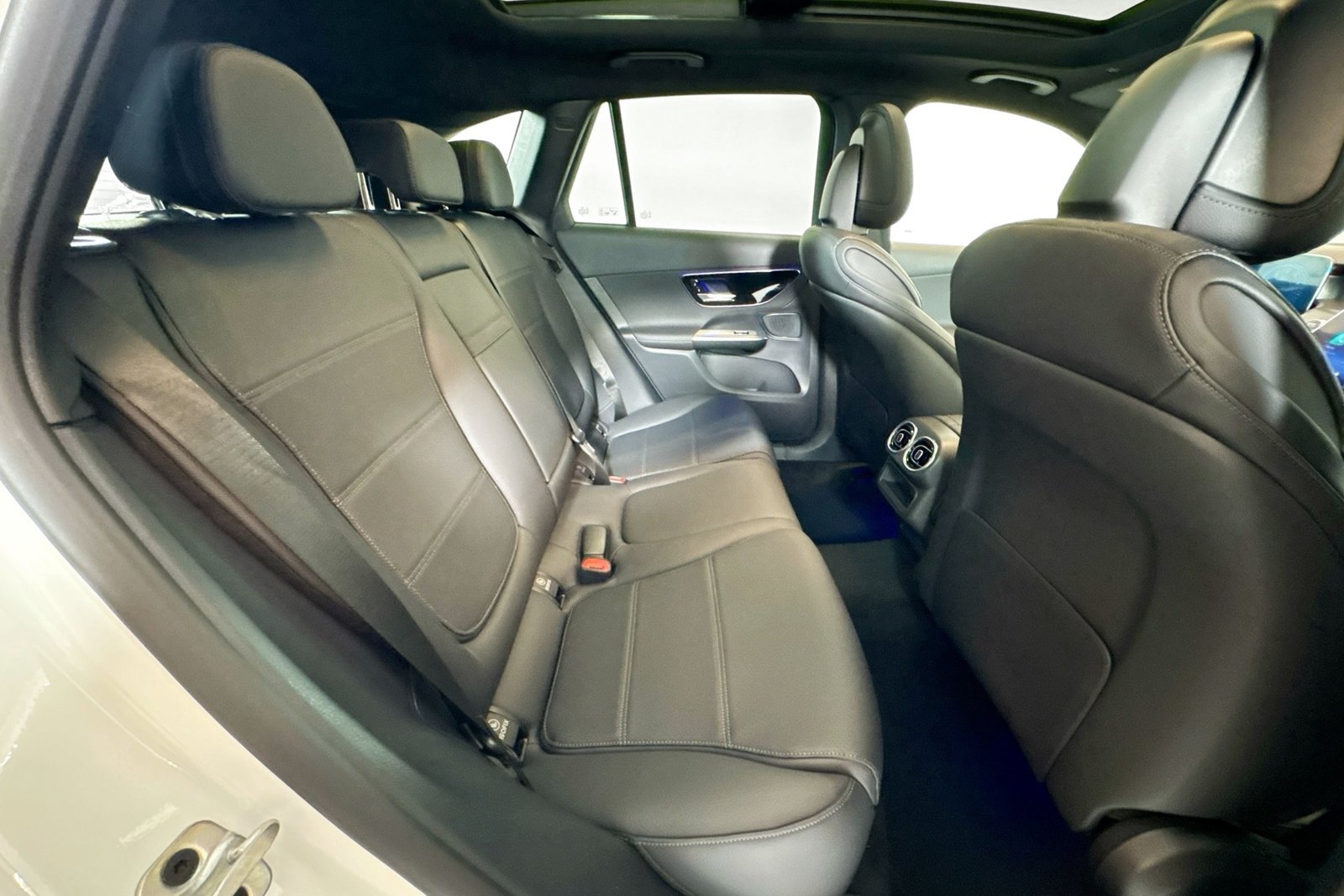 New 2026 Polar White Mercedes-Benz GLC 300 image 25