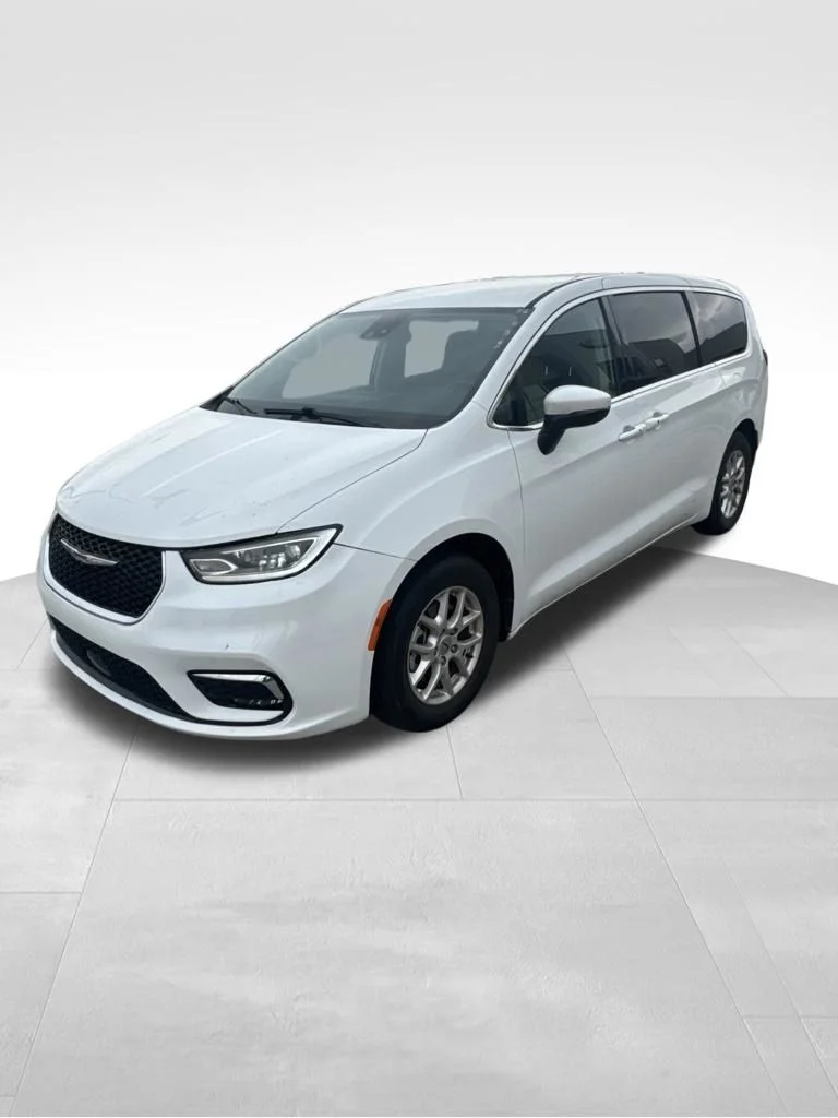Used 2023 Bright White Clearcoat Chrysler Touring L image 4