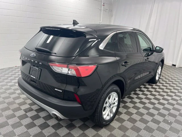 Used 2022 Black Ford SE image 5