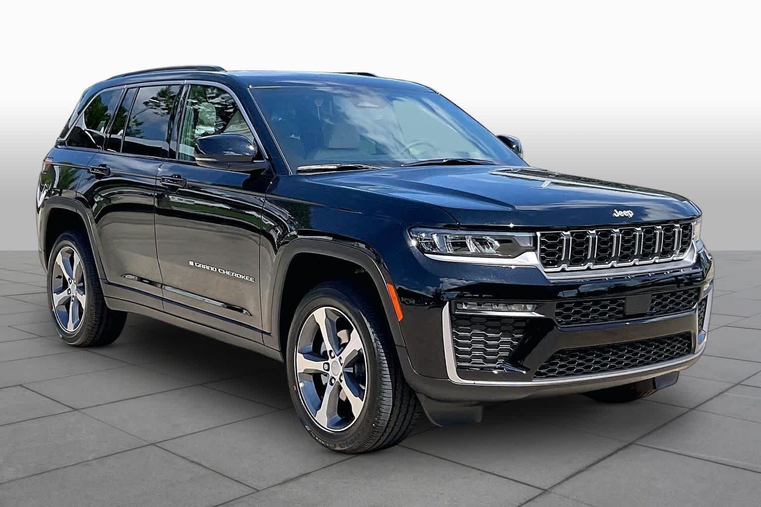 New 2026 Diamond Black Crystal Pearl-Coat Exterior Paint Jeep Limited image 2