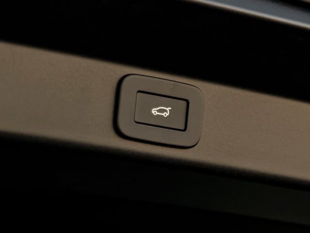New 2026 Santorini Black Land Rover Dynamic SE image 29