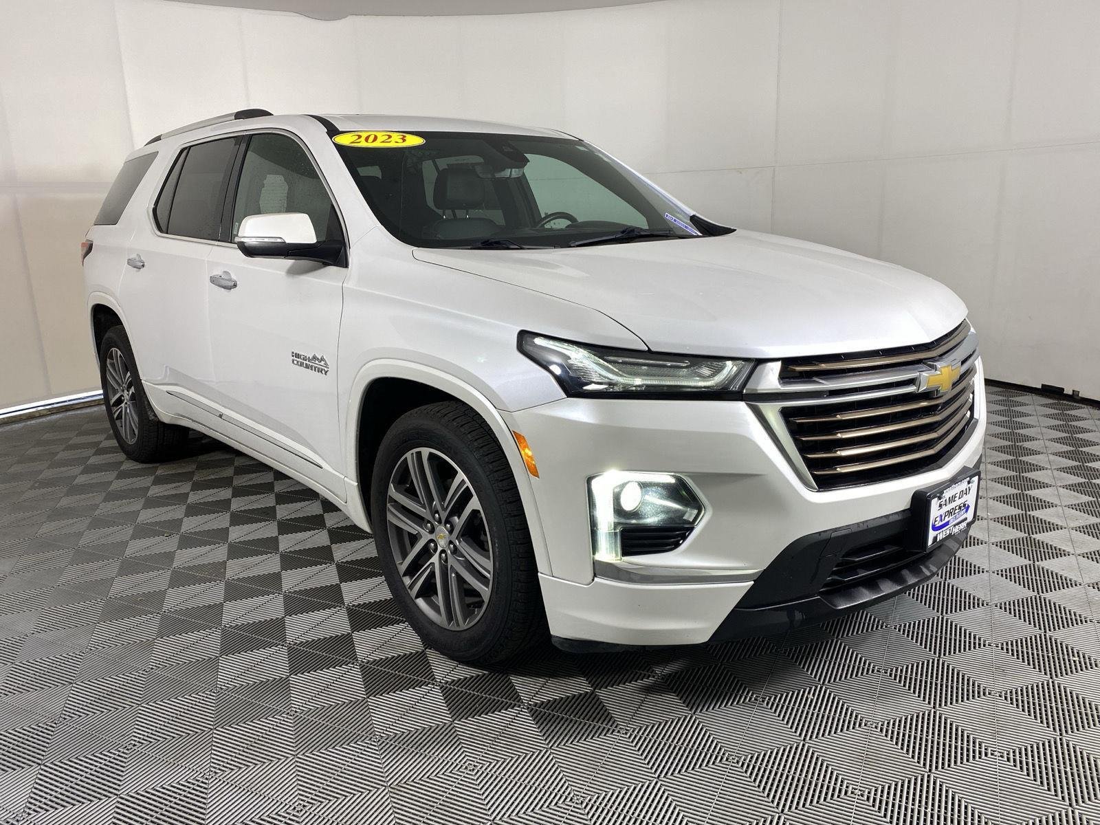 Used 2023 Iridescent Pearl Tricoat Chevrolet High Country image 11