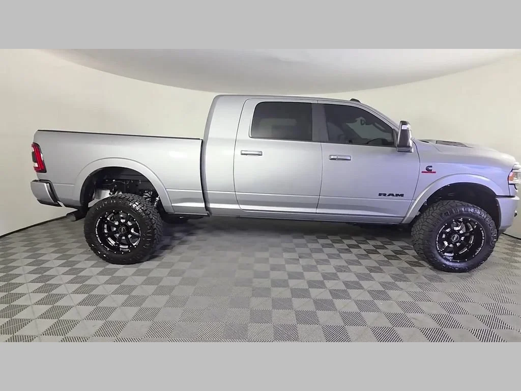 Used 2024 Billet Silver Metallic Clearcoat Ram Laramie image 38