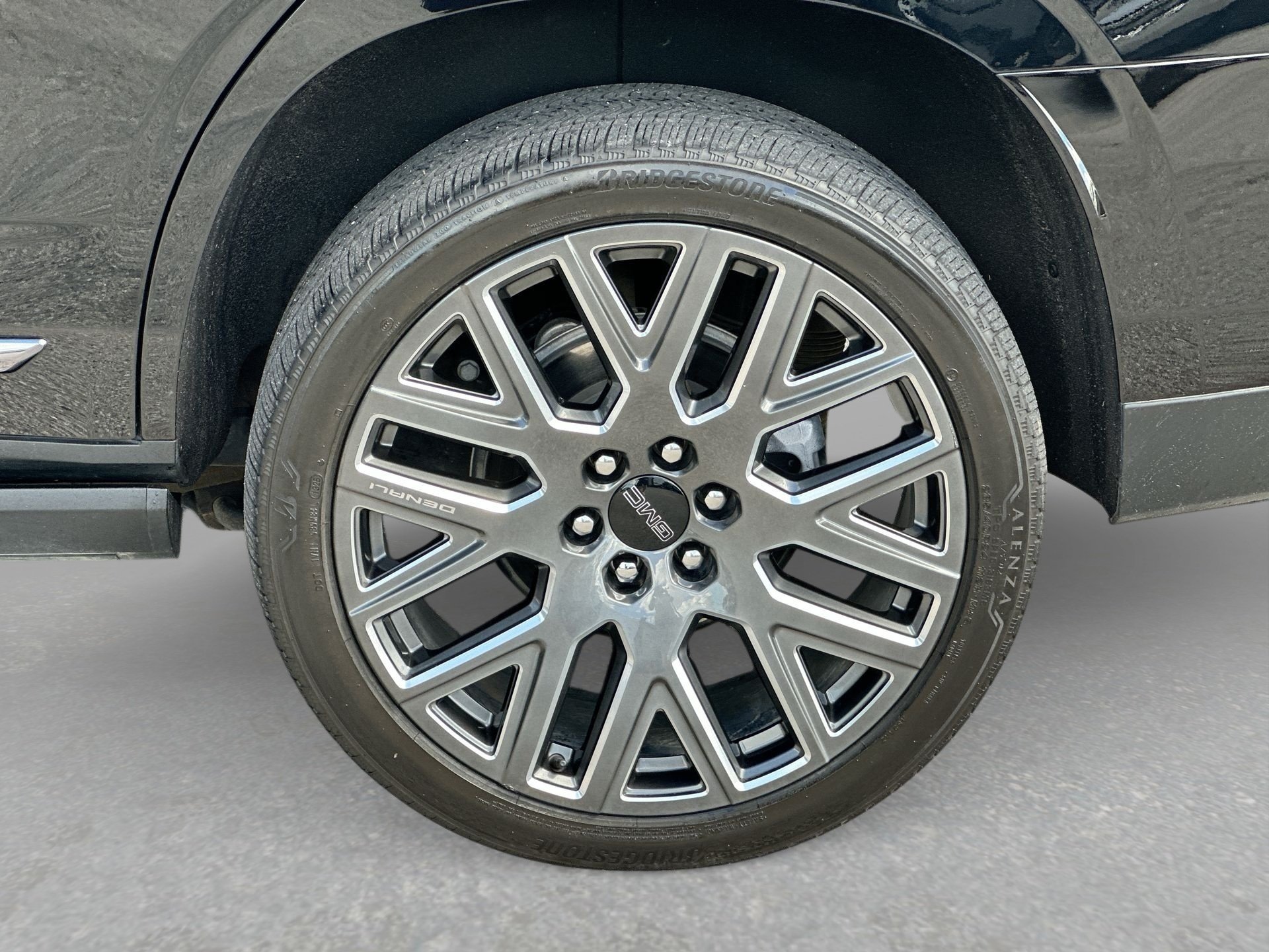 2025 GMC Yukon Denali Ultimate - Photo 33