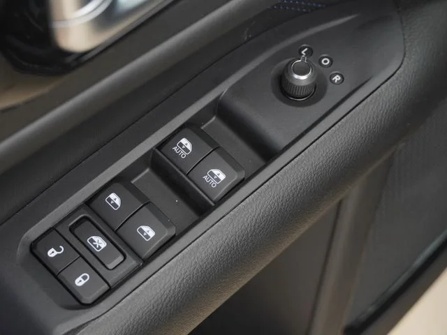 New 2026 Diamond Black Crystal Pearl-Coat Exterior Paint Jeep Latitude image 19
