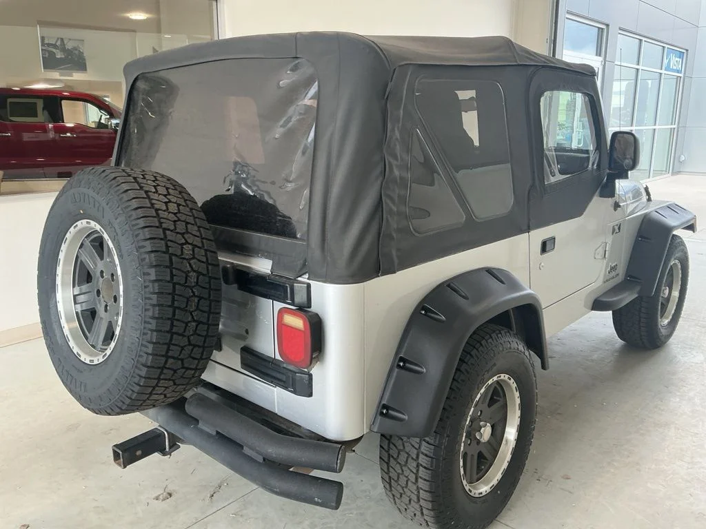 Used 2005 Bright Silver Metallic Clearcoat Jeep X image 7
