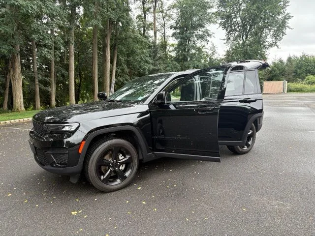 Used 2025 Diamond Black Jeep Altitude X image 25