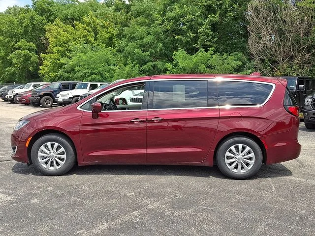 Used 2018 Red Chrysler Touring Plus image 5