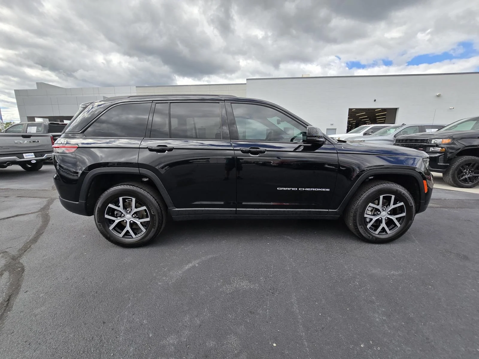 Used 2024 Black Jeep Limited 4x4 image 8