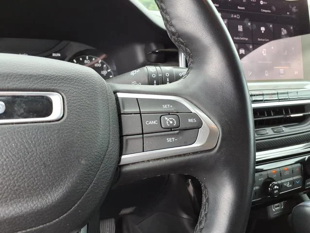 Used 2022 Silver Jeep Latitude image 26
