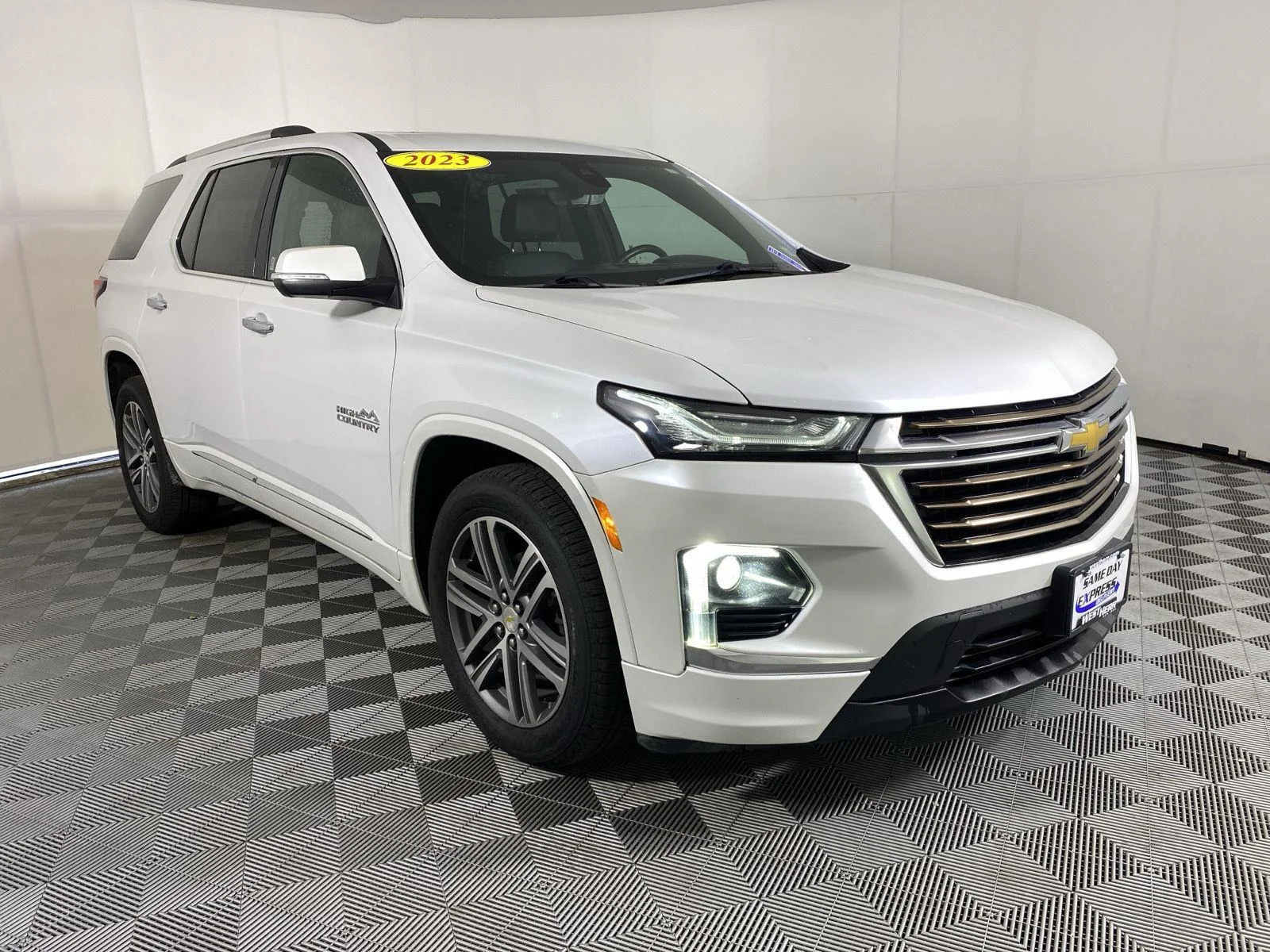 Used 2023 Iridescent Pearl Tricoat Chevrolet High Country image 11
