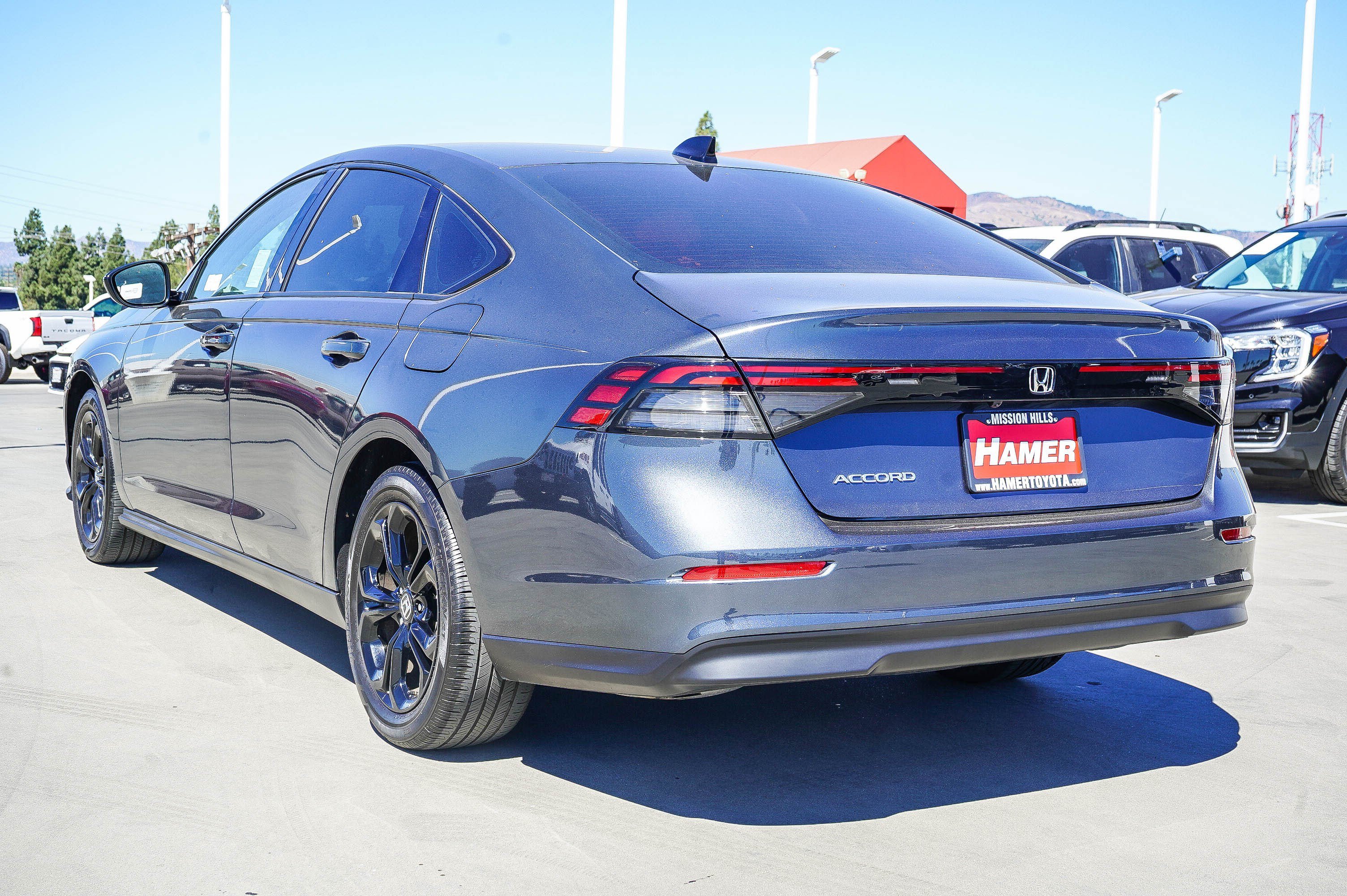 Used 2025 Meteorite Gray Metallic Honda SE image 4
