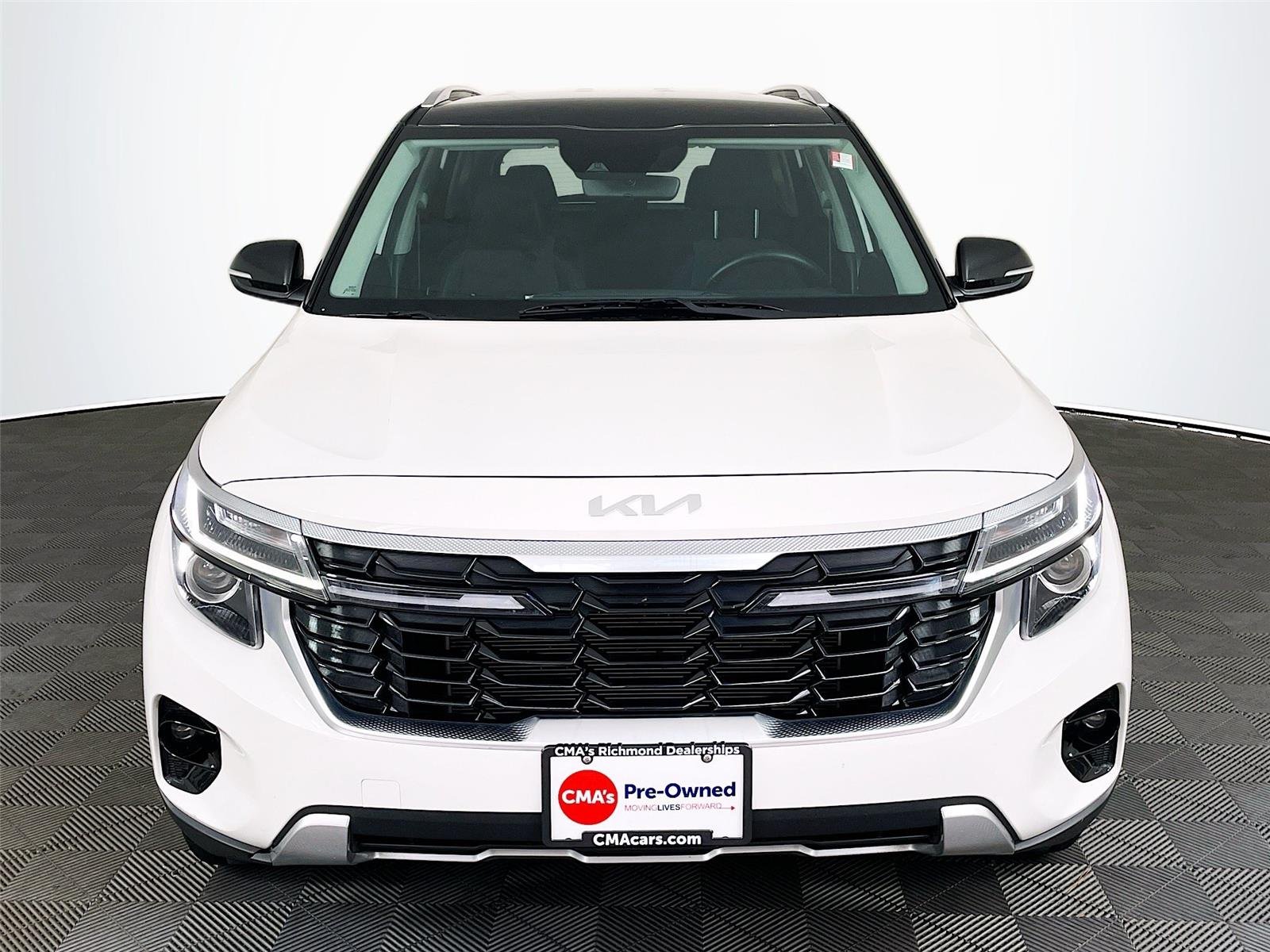 Used 2025 Clear White/Fusion Black Roof Kia S image 2