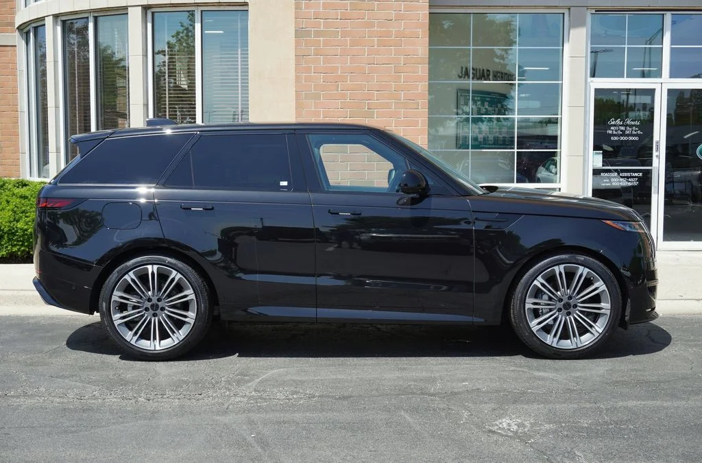 New 2026 Santorini Black Land Rover Dynamic SE image 7