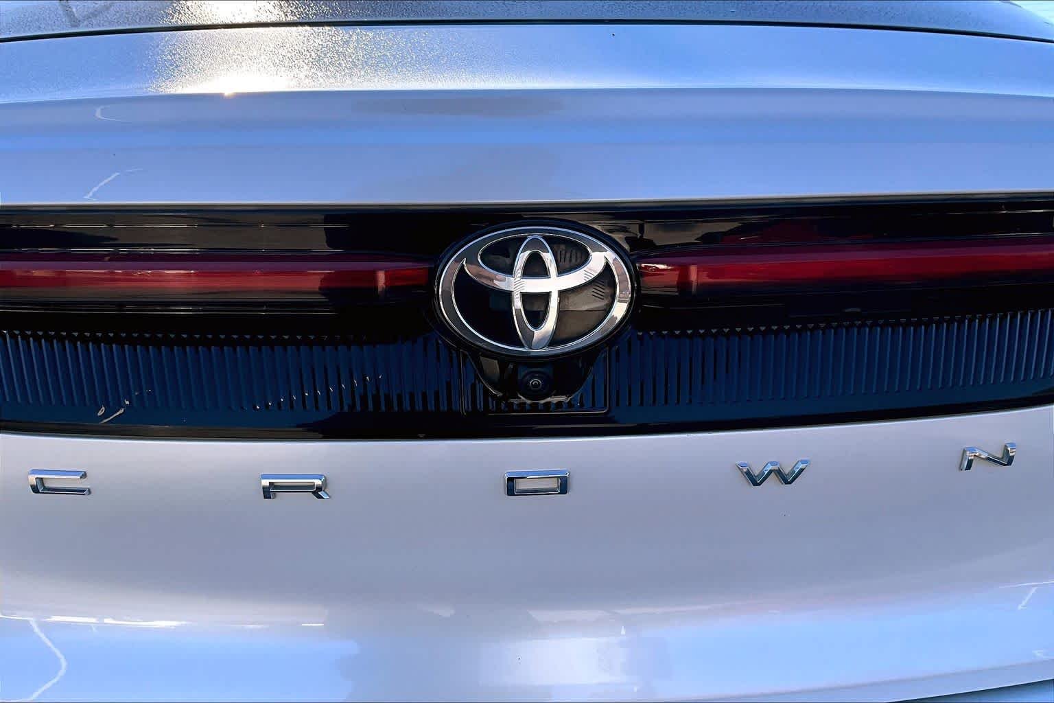 Used 2023 Oxygen White Toyota Limited image 31