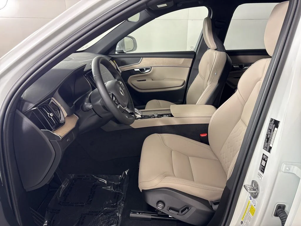 New 2026 White Volvo B6 Plus 7-Seater image 27