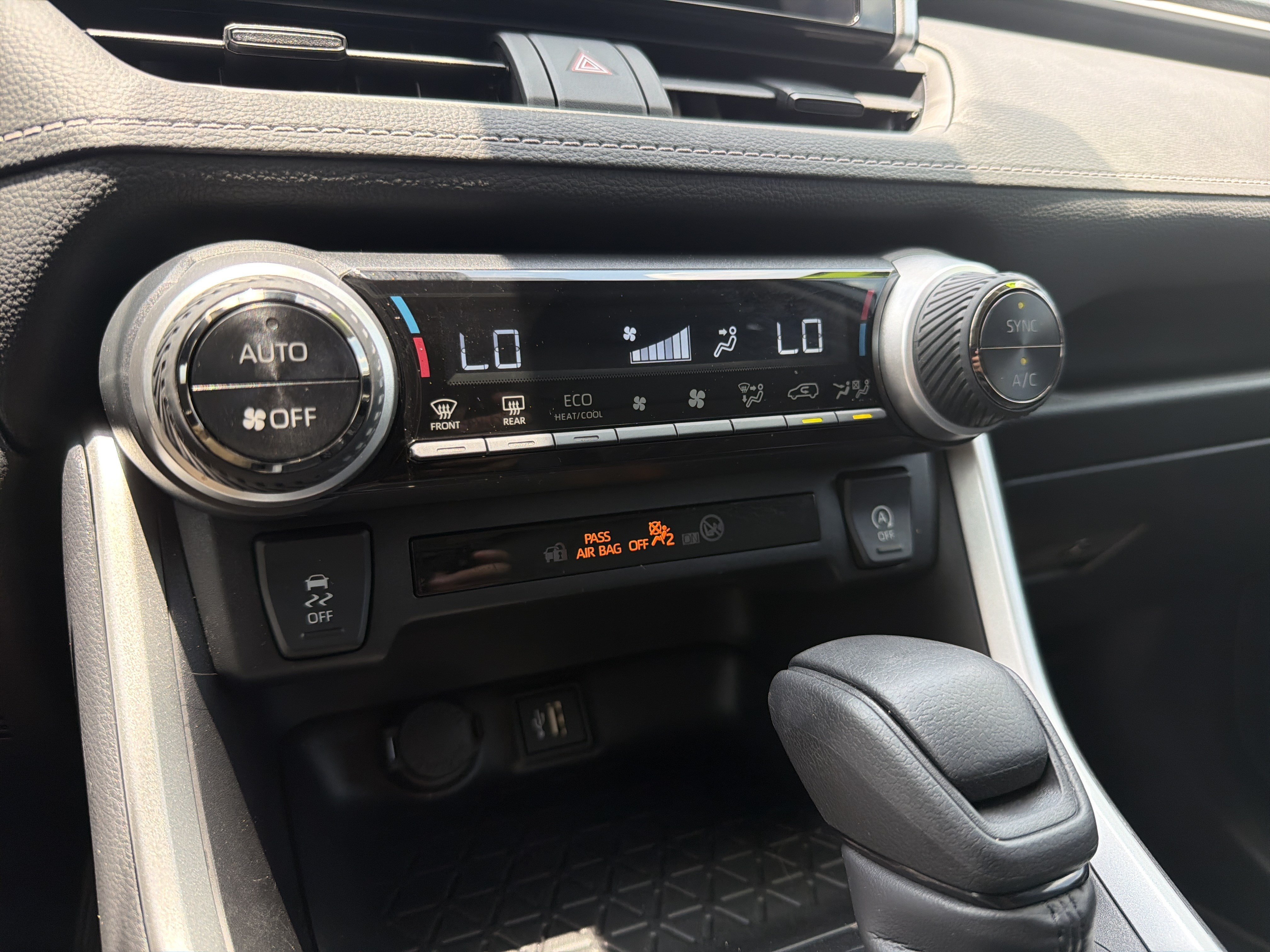 2024 Toyota Venza LE - Photo 8