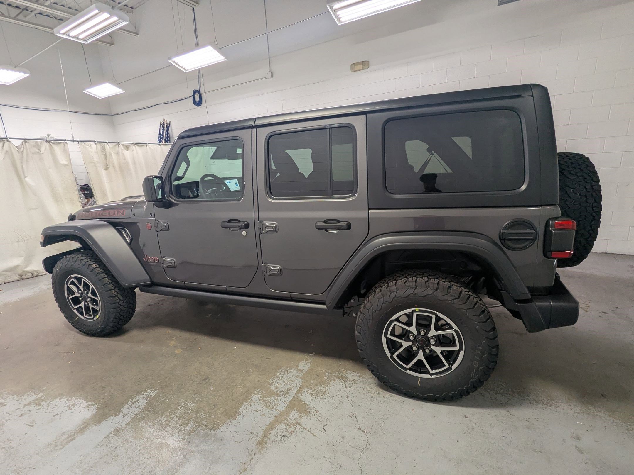 New 2026 Granite Crystal Metallic Clear-Coat Exterior Paint Jeep Rubicon image 8