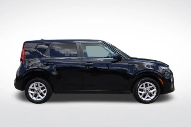 Used 2022 Black Kia LX image 12