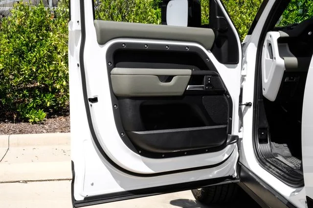 New 2026 White Land Rover X-Dynamic SE image 52