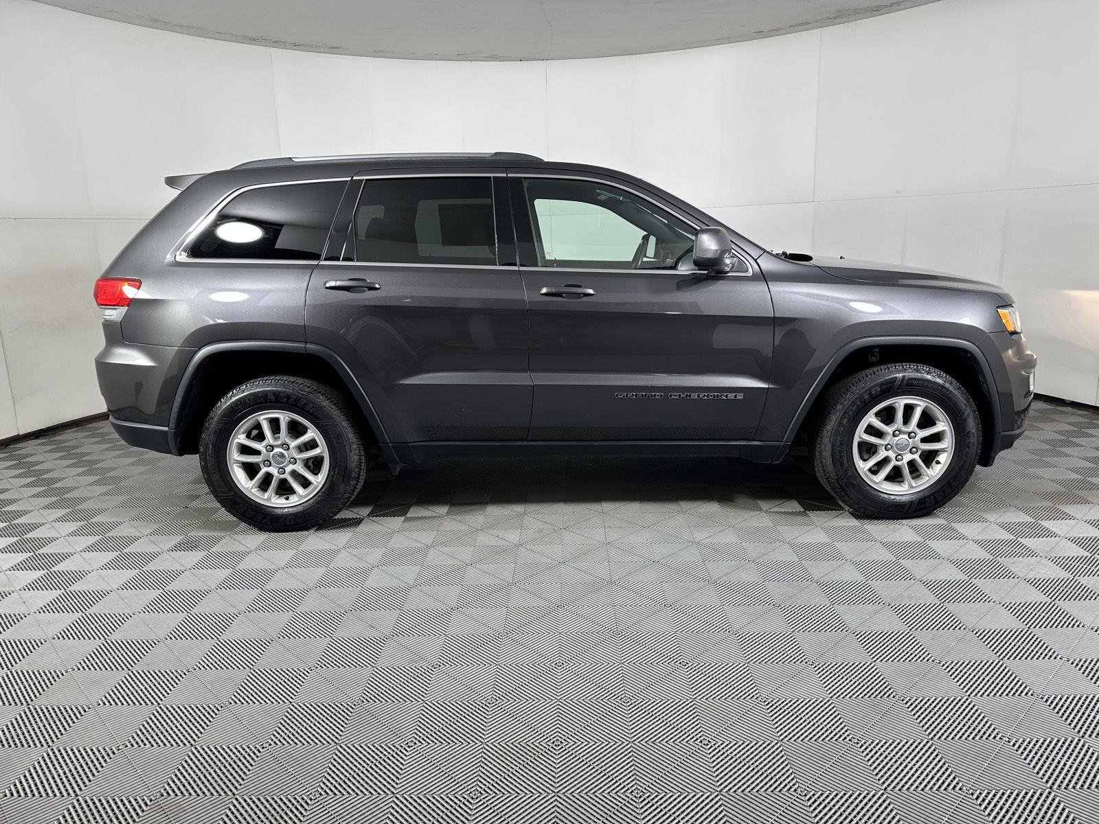Used 2018 Granite Crystal Metallic Clearcoat Jeep Laredo E image 21