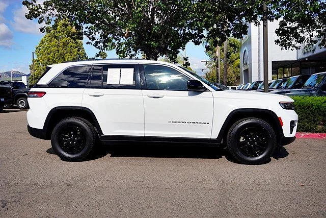 Used 2023 White Jeep Laredo image 6