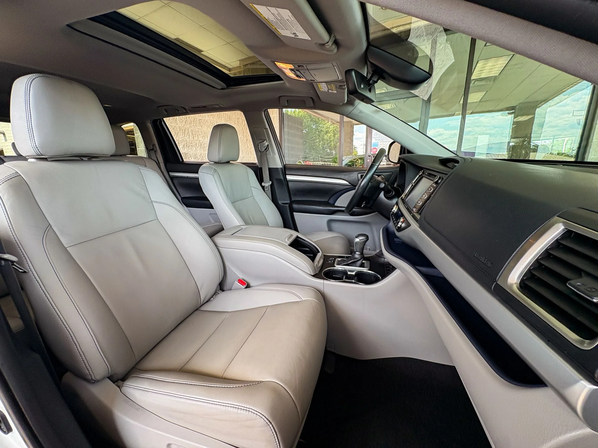 Used 2019 White Toyota XLE image 30